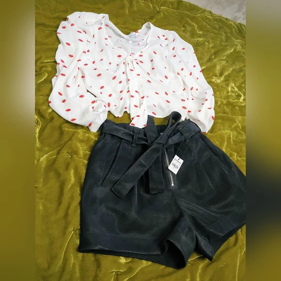 ✨️Final Price✨️Express Sz M Red Lips Patterned Long sleeve Crop top - Picture 4 of 6